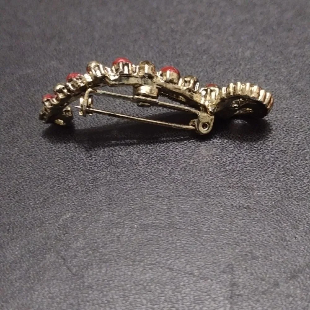Gerry's vintage gold tone scroll brooch